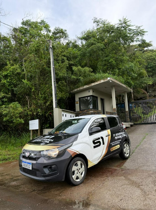 Viatura S1 em portaria de condomínio